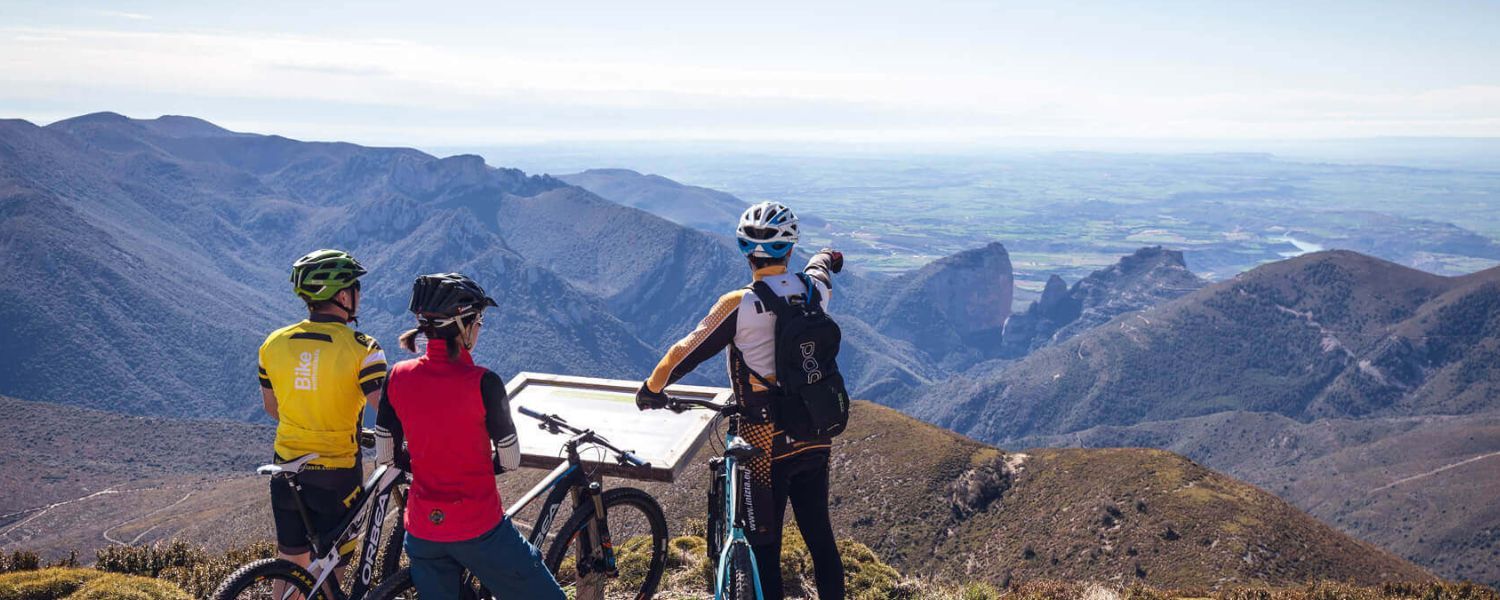 imagen representativa personas e bicicleta en el mirador de guara.