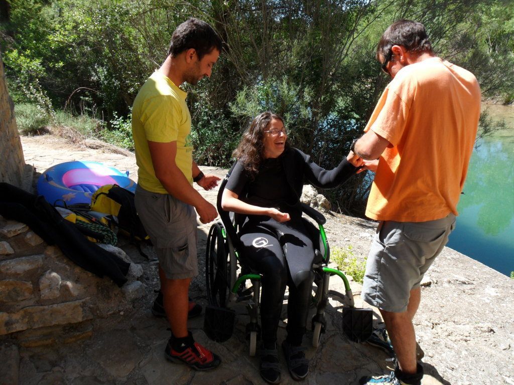 Fotografía personas con discapacidad preparándose para realizar actividad de barranquismo