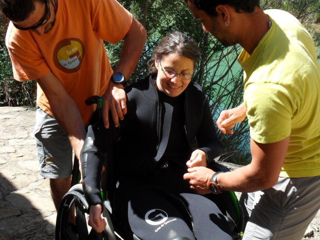 Fotografía personas con discapacidad preparándose para realizar actividad de barranquismo
