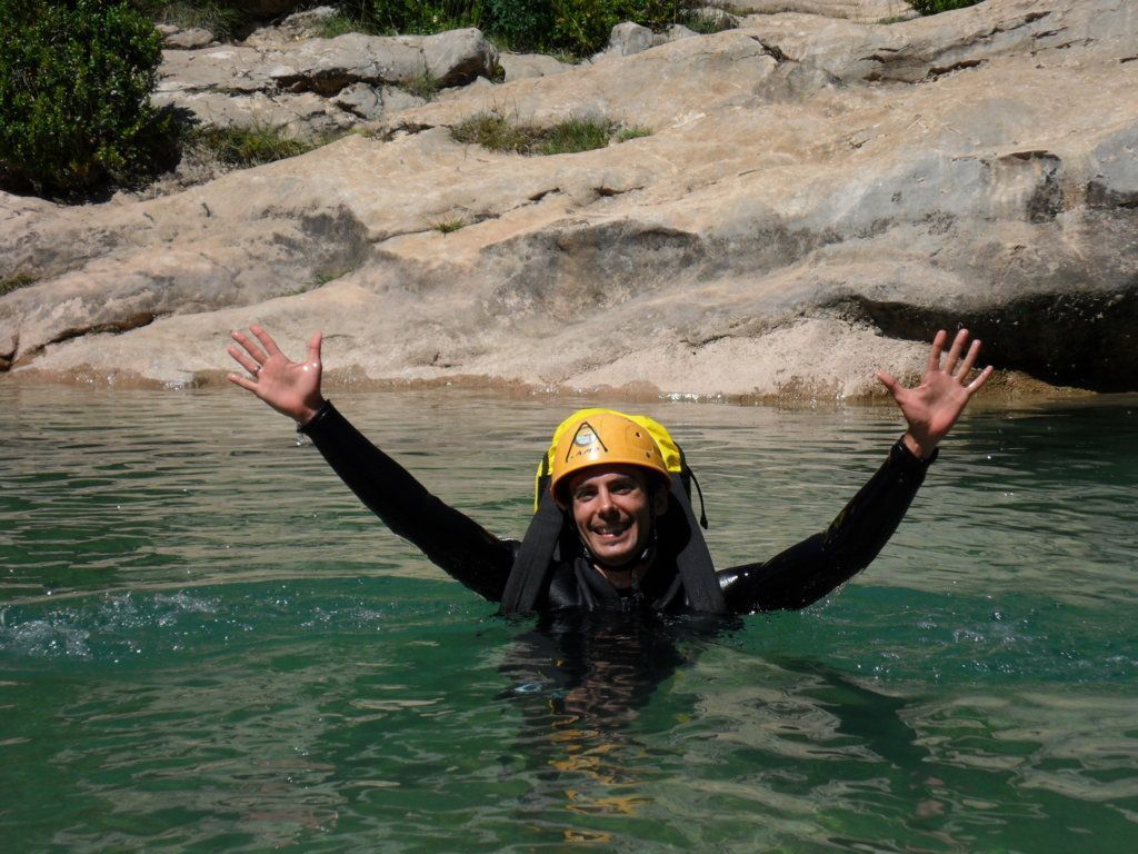 Fotografía personas realizando una actividad de Barranquismo en el agua disfrutando