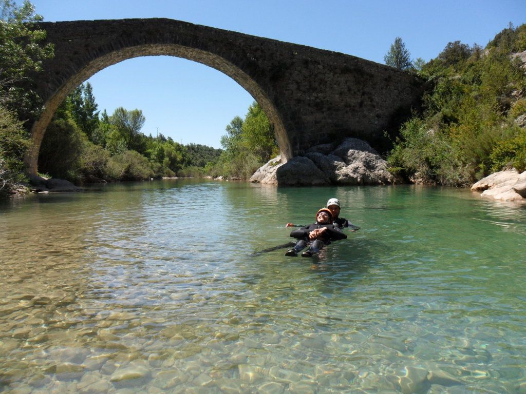 Fotografía personas realizando una actividad de Barranquismo en el agua