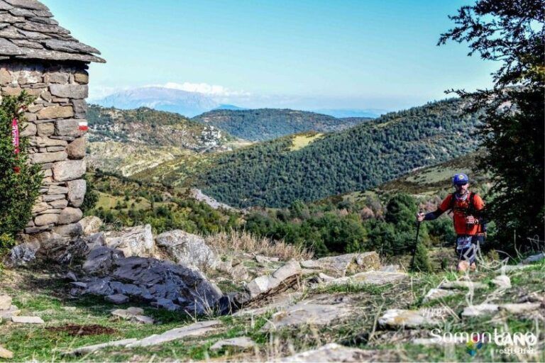 Fotografía hombre realizando de la Ultra Trail Running. Imagen cortesía turismo Somontano