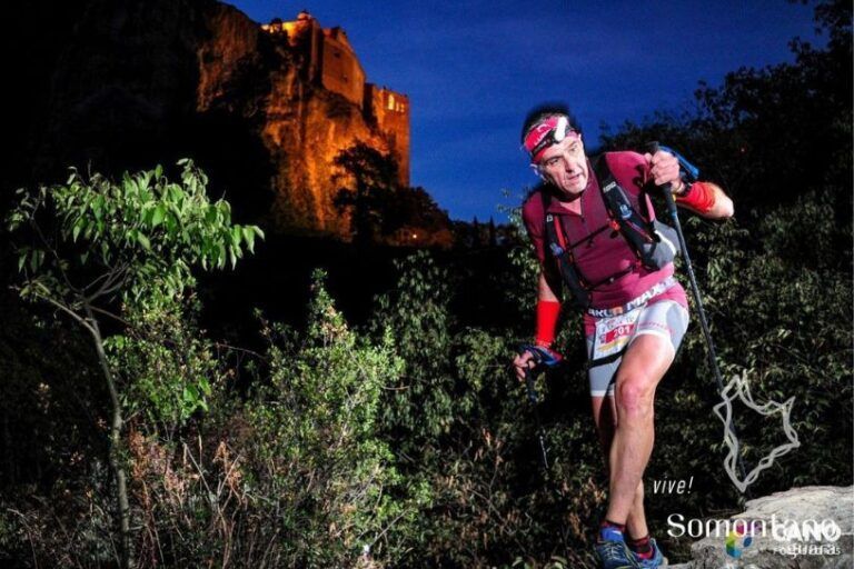 Fotografía hombre realizando de la Ultra Trail Running de noche. Imagen cortesía turismo Somontano