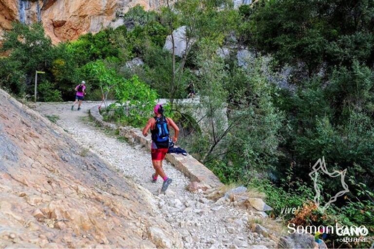 Fotografía hombres realizando de la Ultra Trail Running. Imagen cortesía turismo Somontano