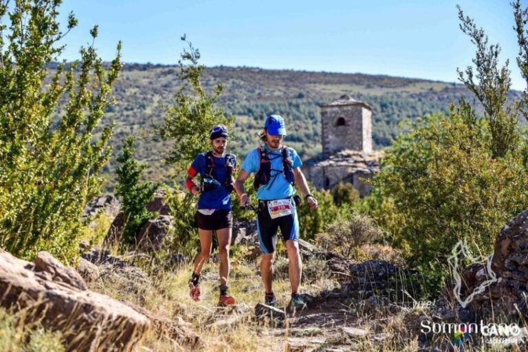 Fotografía hombres realizando de Trail Running. Imagen cortesía turismo Somontano