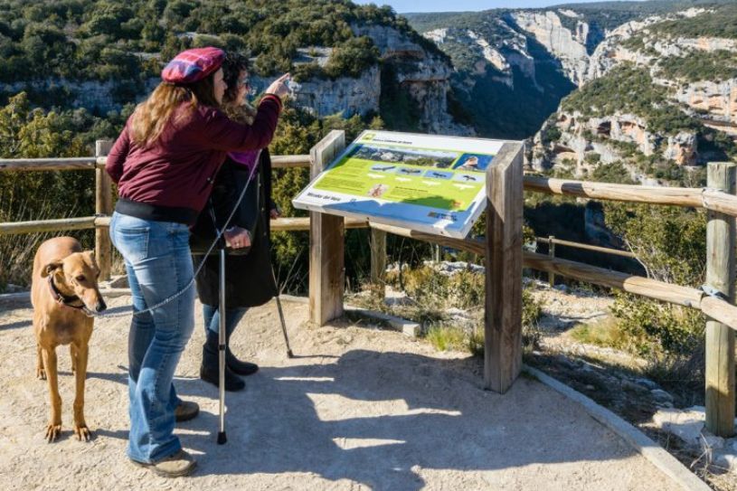 Fotografía personas en el Mirador del Vero. Sierra de Guara. (Mirador accesible).