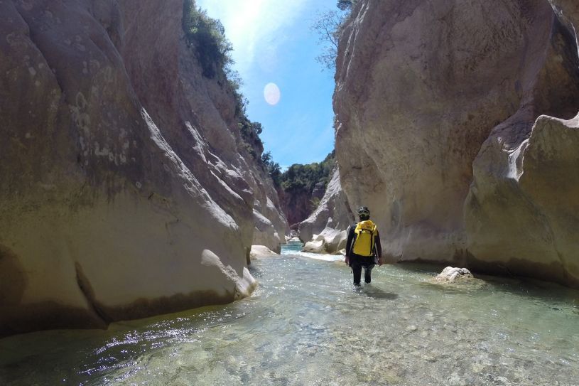 Fotografía de hombre en espaldas, en actividad de barranquismo en Sierra de Guara