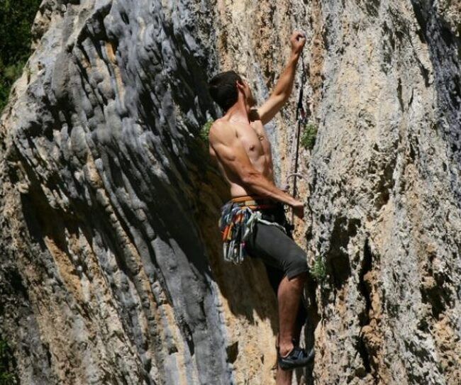 Imagen hombre escalando Sierra de Guara