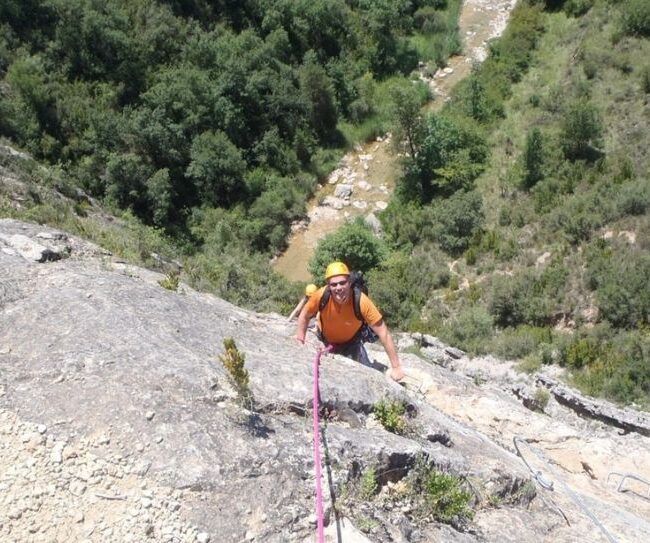 Imagen hombre escalando Sierra de Guara