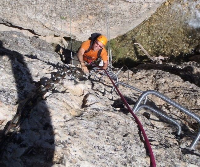 Imagen hombre escalando Sierra de Guara
