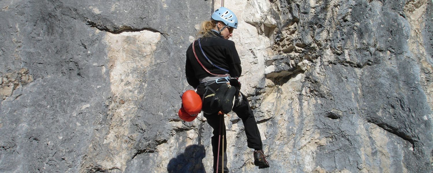 Imagen mujer escalando Sierra de Guara