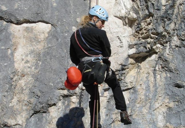 Imagen mujer escalando Sierra de Guara